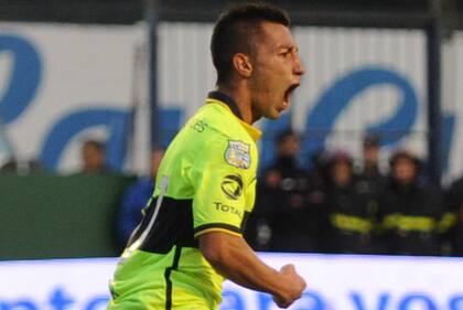 Acosta anotó un golazo ante Gimnasia LP