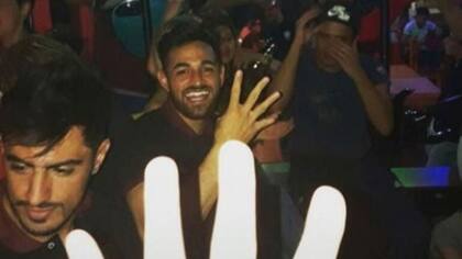 Acosta festejó en una pizzería con jugadores de Lanús y muchos hinchas