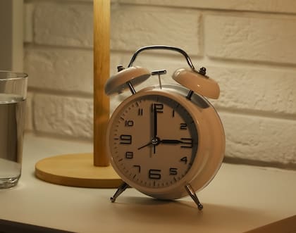Acostarse y despertarse a horarios regulares es una de las claves para favorecer el buen dormir