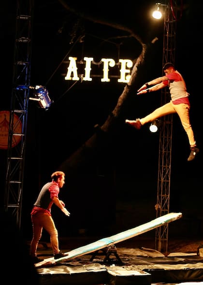 Acrobacia, trapecio y humor en el Circo del Aire