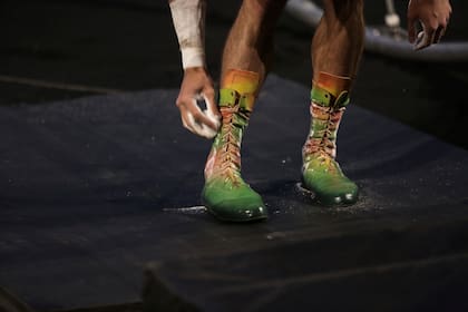 Acróbata preparándose para la validación del espacio. Séptimo Dia. Cirque Du Soleil. Polideportivo de Mar del Plata