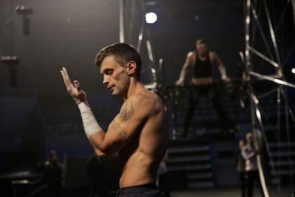 Acróbata preparándose para la validación del espacio. Séptimo Dia. Cirque Du Soleil. Polideportivo de Mar del Plata