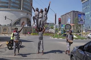 Acróbatas callejeros entretienen a automovilistas atrapados en el tráfico de Nairobi