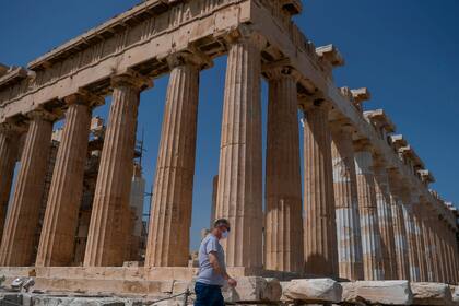 La Acrópolis de Atenas, uno de los grandes monumentos históricos que recibe visitantes con estrictos protocolos de seguridad sanitaria