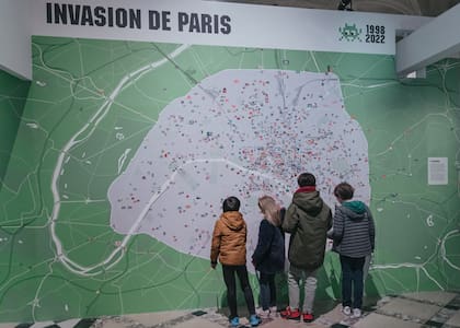 Un mapa con las obras que el artista conocido como Invader dejó en la ciudad entre 1998 y 2022 se exhibe en el Hotel de Ville, el ayuntamiento de París: los mosaicos se pueden encontrar por toda la ciudad