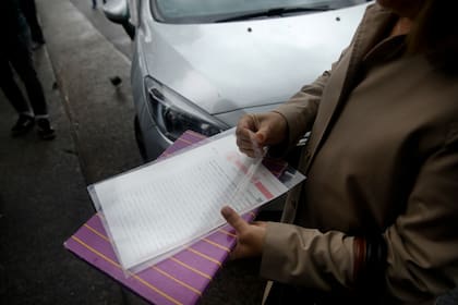 El acta que se labró, en manos de la escribana