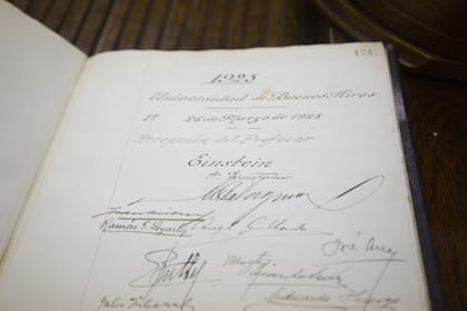 Acta firmada por Albert Einstein en ocasión de su conferencia en el Aula Magna de la Universidad de Buenos Aires, en marzo de 1925