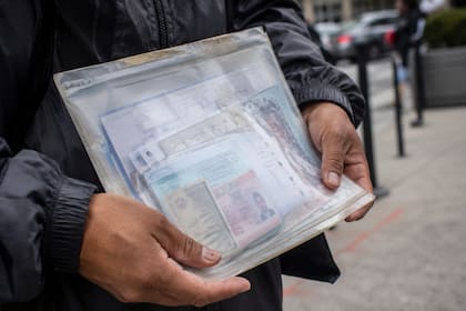 Actas de nacimiento, comprobantes de pago y declaraciones fiscales pueden servir para acreditar fechas y residencia continua