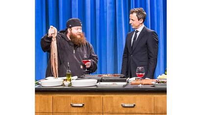Action Bronson mostrando sus aptitudes en Late Night with Seth Meyers