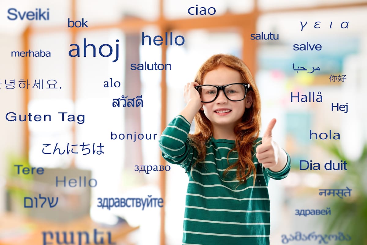 Actividad cerebral de personas bilingües durante tareas lingüísticas, utilizada para analizar cómo el cerebro procesa la gramática en distintos idiomas