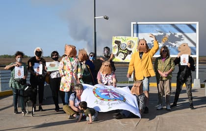 Actividad de la agrupación "Salvemos los Humedales" frente al río Paraná, en Villa Constitución.