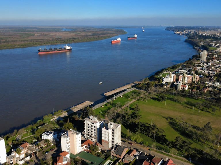 Actividad en la hidrovía del río Paraná, entre los puertos de San Lorenzo y Puerto San Martín.