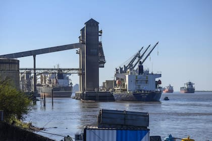 Actividad en la hidrovía río Paraná, entre los puertos de San Lorenzo y Puerto San Martin.
Cientos de barcos llegan todos los meses para cargar cereales y sus derivados en las distintas empresas agroexportadoras del cordón industrial.