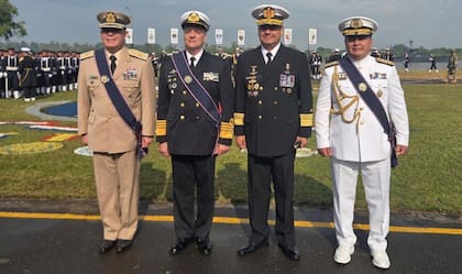 Actividad oficial del jefe de la Armada Argentina, almirante Juan Carlos Romay, en su visita a Paraguay