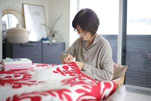 Los "hobbies de abuela" vuelven a ser tendencia: por qué cada vez más jóvenes los eligen