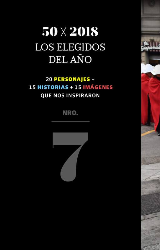 Activistas a favor de la legalización del aborto disfrazados como personajes de la novela de la autora canadiense Margaret Atwood "El cuento de la criada", actúan fuera del Congreso Nacional en Buenos Aires