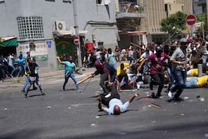 Activistas antigubernamentales de Eritrea se enfrentan a simpatizantes del gobierno de Eritrea el sábado 2 de septiembre de 2023, en Tel Aviv, Israel.