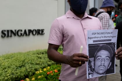 Activistas asisten a una vigilia contra la ejecución de Nagaenthran K. Dharmalingam, sentenciado a muerte por traficar heroína a Singapur, afuera de la embajada de Singapur en Kuala Lumpur, Malasia, el 8 de noviembre de 2021. (AP Foto/Vincent Thian, Archivo)