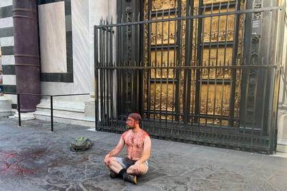 Activistas climáticos se manifestaron frente a un edificio patrimonial de Florencia, en Italia