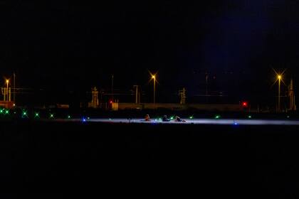 Activistas climáticos se sientan en el asfalto en el aeropuerto de Leipzig-Halle en Schkeuditz, Alemania, el jueves 1 de agosto de 2024. Varios activistas se manifestaron para pedir más protección climática en el aeropuerto. (Julius-Christian Schreiner/dpa via AP)