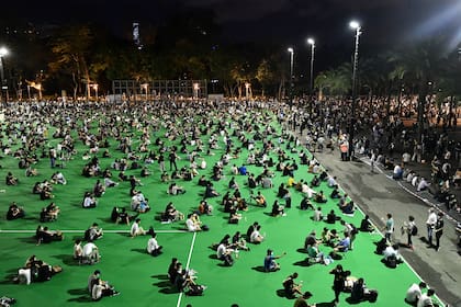 Activistas conmemoran la represión de la Plaza Tiananmen de 1989 en el Parque de la Victoria, en Hong Kong
