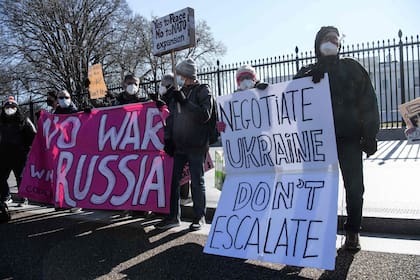 Activistas contra la guerra se manifiestan contra la escalada del conflicto con Rusia en Ucrania frente a la Casa Blanca en Washington, DC, el 27 de enero de 2022.