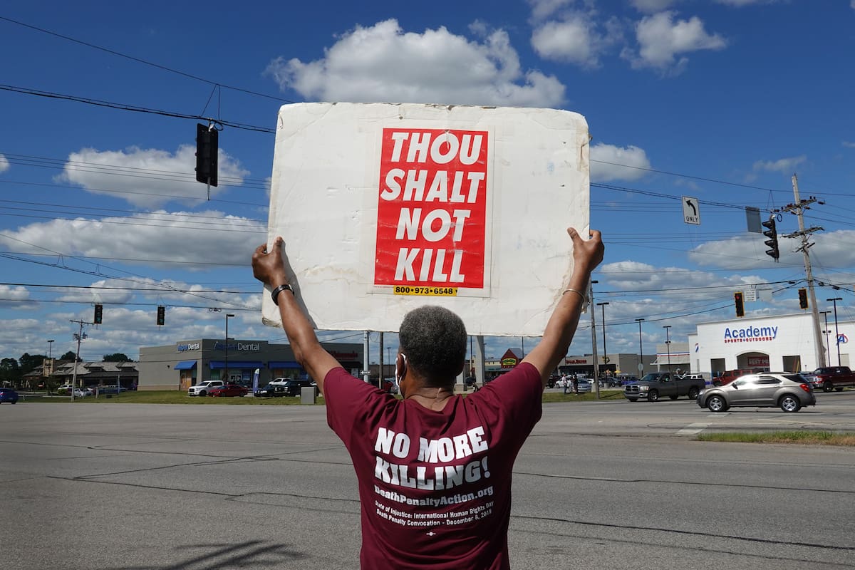 Activistas contra la pena de muerte protestan por la ejecución del primer convicto ejecutado en una cárcel federal en Estados Unidos en 17 años