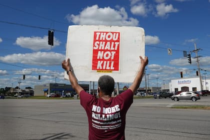 Activistas contra la pena de muerte protestan por la ejecución del primer convicto ejecutado en una cárcel federal en Estados Unidos en 17 años