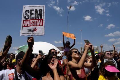 Activistas corean "No a la amnistía" en una protesta contra el proyecto de ley de amnistía que podría exonerar al expresidente Jair Bolsonaro, el domingo 21 de septiembre de 2025. (AP Foto/Eraldo Peres)