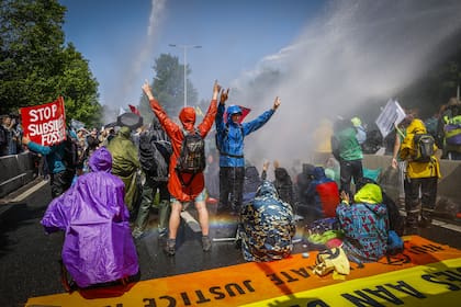 Activistas de Extinction Rebellion bloquean la autopista A12 en La Haya