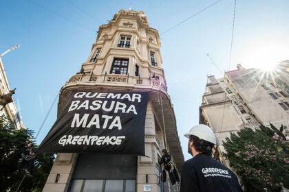 Activistas de Greenpeace colgaron una bandera para manifestarse en contra del proyecto para incinerar basura
