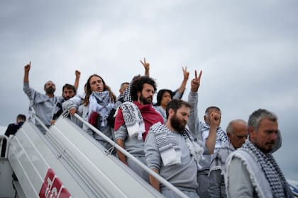 Activistas de la Flotilla Global Sumud llegan al aeropuerto de Fiumicino en Roma el jueves 21 de mayo de 2026, tras ser liberados y deportados por el gobierno israelí después de intentar llegar a Gaza (Ap/Emrah Gurel)