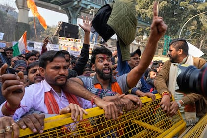 Activistas de una destacada organización conservadora nacionalista hindú, corean lemas en una protesta acusando a Bangladesh de perseguir ilegalmente a indios, en Nueva Delhi, el martes 23 de diciembre de 2025.
