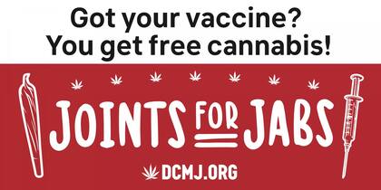 Activistas del grupo DC Marijuana Justice promueven la vacunación a través de la campaña “Porros por Vacunas”