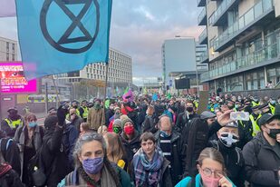 Activistas del medioambiente en las afueras de la sede de la cumbre climática en Glasgow
