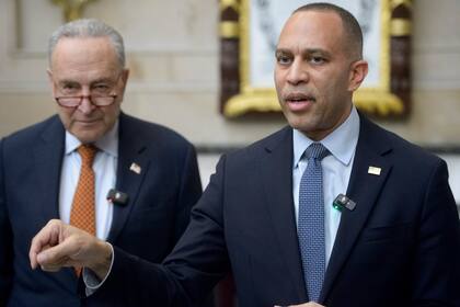 Activistas demócratas critican a su partido por postura ante Trump