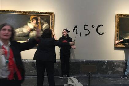 Activistas ecológicas se pegan al marco de los cuadros de 'Las Majas' de Goya en el Museo del Prado en noviembre de 2022