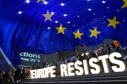Activistas fuera del Parlamento Europeo tras conocer los resultados