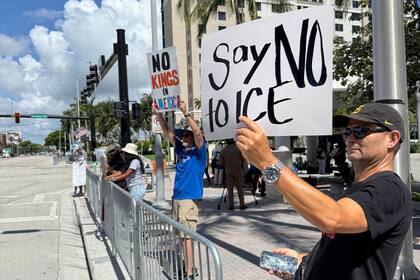 Activistas instan a policía de Florida a priorizar seguridad pública sobre colaboración con ICE