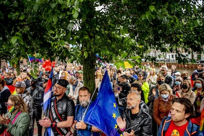 Activistas manifiestan en Amsterdam en solidaridad con la comunidad LGTB de Hungría