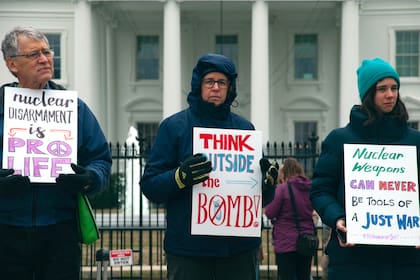 Activistas pacifistas manifestando en contra del armamento nuclear