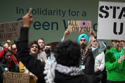 Activistas participan en una manifestación a favor de la financiación para combatir el cambio climático en la Cumbre del Clima de la ONU COP29, el sábado 23 de noviembre de 2024, en Bakú, Azerbaiyán. (Foto AP/Sergei Grits)