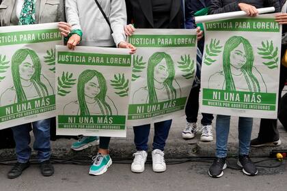Activistas por el derecho al aborto sostienen carteles frente a la Corte Constitucional, donde los jueces examinaban una demanda que busca despenalizar la interrupción del embarazo, el jueves 20 de enero de 2022, en Bogotá, Colombia. (Foto AP/Fernando Vergara)