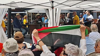 Activistas propalestinos impidieron la presentación del poemario "El dólar de plata", solo porque el autor es de origen judío