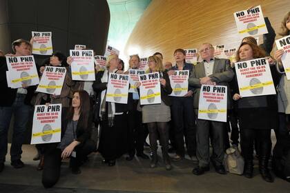 Activistas protestan frente al Parlamento Europeo por el acuerdo con Estados Unidos para compartir información de sus pasajeros de aviones