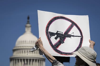 Activistas se manifiestan contra la violencia armada frente al Capitolio de Estados Unidos el 6 de junio de 2022 en Washington, DC.