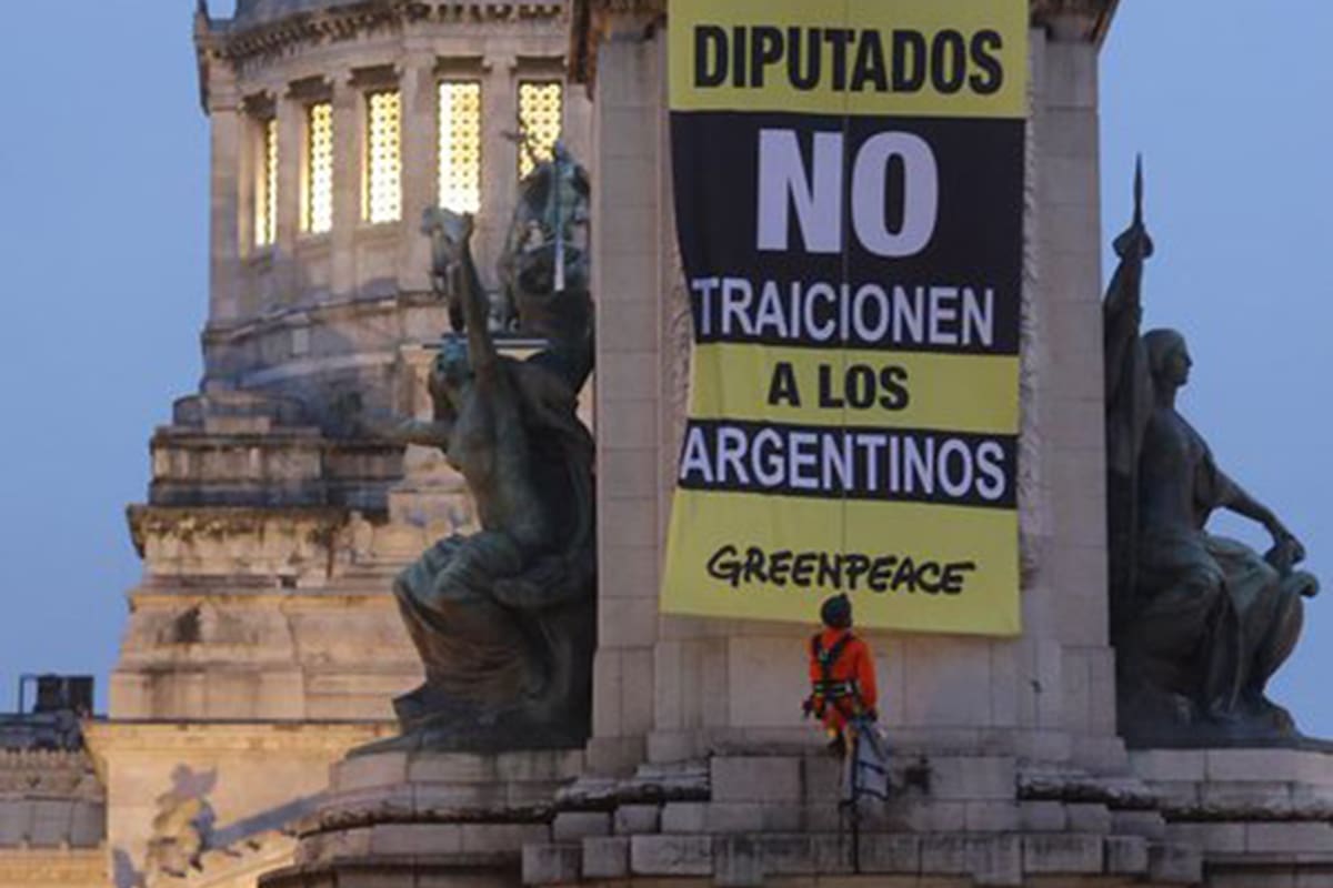 Activistas se treparon al monumento de la plaza de Los Dos Congresos para protestar contra la reforma de la Ley de Glaciares