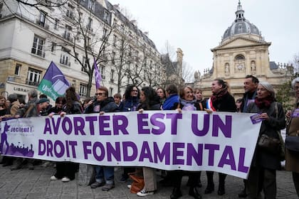 Activistas sostienen una pancarta que dice "El aborto es un derecho fundamental" durante una manifestación frente a la Universidad La Sorbona en París, Francia, el 28 de febrero de 2024.