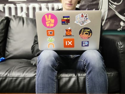 Activistas temen que el proceso para decidir qué contenido es "bueno" y "malo" para los adolescentes esté sesgado (Unsplash)
