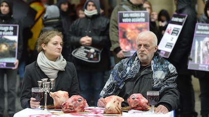 Activistas veganos en París, el 30 de enero de 2016, realizan una "protesta de impacto visual" con dos cabezas de cordero